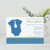 ボディースーツの青い緑の少年のベビーシャワーを結ぶ小男 招待状 (スタンド正面)