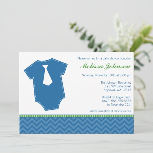 ボディースーツの青い緑の少年のベビーシャワーを結ぶ小男 招待状 (スタンド正面)