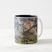 ボデガ岬の険しい海岸と歩道 ツートーンマグカップ (正面右)