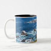 ボデガ岬の険しい海岸と歩道 ツートーンマグカップ (左)