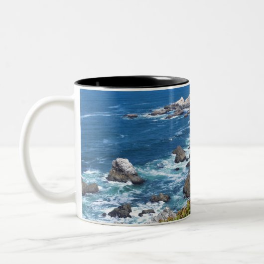 ボデガ岬の険しい海岸と歩道 ツートーンマグカップ (左)