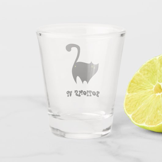 ボトムズアップブラックキャットかわいいおもしろい子猫漫画 ショットグラス (裏面)