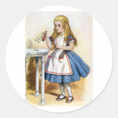 ボトルのラベルが私を飲むと言ったのでアリスは飲んだ ラウンドシール (正面)