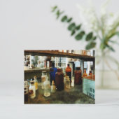 ボトルの各種化学物質 ポストカード (スタンド正面)