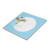 ボトルを握っているかわいい男の子のベビー猿 タイル (側面)