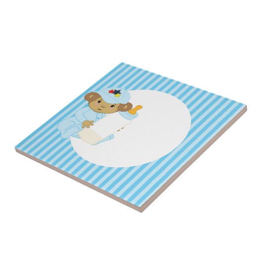 ボトルを握っているかわいい男の子のベビー猿 タイル (側面)