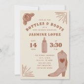 ボトル&ブーツ女性のカーボーイベビーシャワーテラコッタタン 招待状 (正面)