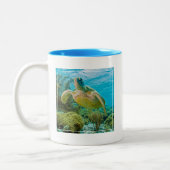 ボネールの浅い礁のアオウミガメ ツートーンマグカップ (左)