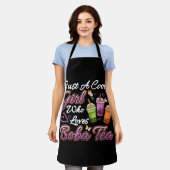 ボバカッコいいティーボバが好きな女の子がバブルティーを飲む エプロン (着用した状態)