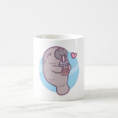 ボバティーを飲むのが大好きかわいいマナティー コーヒーマグカップ (中央)