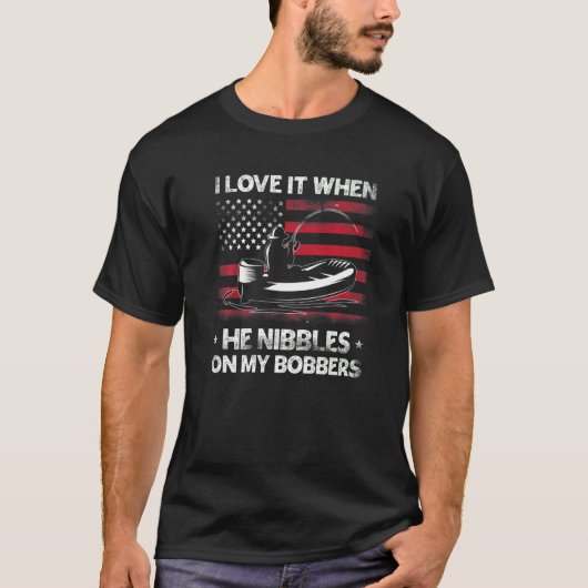 ボバーに噛みつくのが好きな釣り好きなボ Tシャツ (正面)