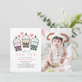 ボバ バブルティーパーティー ガール フォト 1歳 誕生日 招待状 (スタンド正面)