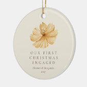 ボパーソナライズされたホフローラ初めてのクリスマス婚約した セラミックオーナメント (左)