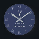ボビーピンローマ数字シザーネイビーヘアサロン ラウンド壁時計<br><div class="desc">ネイビーブルーのヘアサロンのラウンドウォールクロックで、ボビーピンで作成されたローマ数字。髪のサロンやヘアスタイリングのビジネスの名前をモダン白いハサミの下に文字で追加する。</div>