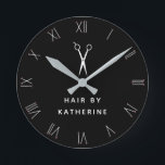 ボビーピンローマ数字シザーブラックヘアサロン ラウンド壁時計<br><div class="desc">ボビーピンで作られたローマ数字で黒い髪のサロンのための丸い壁時計。髪のサロンやヘアスタイリングのビジネスの名前をモダン白いハサミの下に文字で追加する。</div>