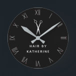 ボビーピンローマ数字シザーブラックヘアサロン ラウンド壁時計<br><div class="desc">ボビーピンで作られたローマ数字で黒い髪のサロンのための丸い壁時計。髪のサロンやヘアスタイリングのビジネスの名前をモダン白いハサミの下に文字で追加する。</div>