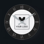 ボビーピンローマ数字ヘアサロンあなたのロゴ ラウンド壁時計<br><div class="desc">黒い背景にロゴをフレーミングする黒のボビーピンで作られたローマ数字で黒い髪のサロンのための縁ど丸い壁の時計。</div>