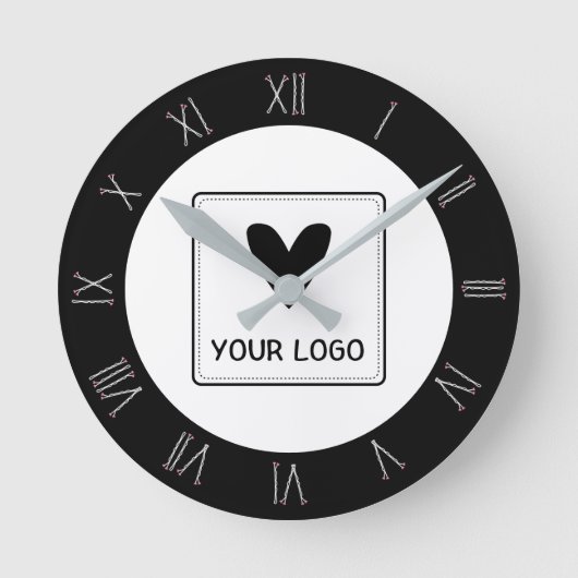 ボビーピンローマ数字ヘアサロンあなたのロゴ ラウンド壁時計 (正面)