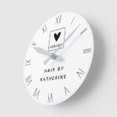 ボビーピンローマ数字ヘアサロン名ロゴ ラウンド壁時計 (傾斜)