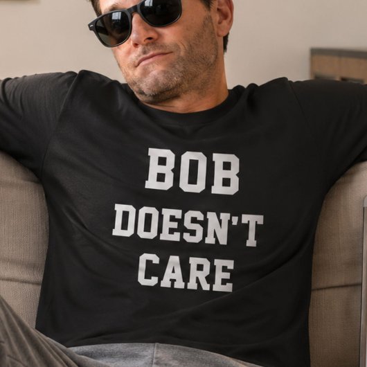 ボブは気にしない ユーモアあふれる名入れアイテム Tシャツ