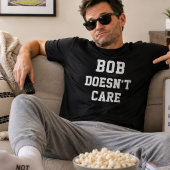 ボブは気にしない ユーモアあふれる名入れアイテム Tシャツ
