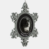 ボブテールの子犬のポートレートインstudio スノーフレークピューターオーナメント (左)