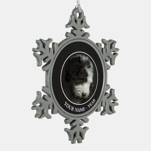 ボブテールの子犬のポートレートインstudio スノーフレークピューターオーナメント (左)
