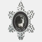 ボブテールの子犬のポートレートインstudio スノーフレークピューターオーナメント (右)