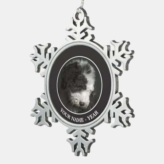 ボブテールの子犬のポートレートインstudio スノーフレークピューターオーナメント (右)