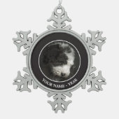 ボブテールの子犬のポートレートインstudio スノーフレークピューターオーナメント (正面)