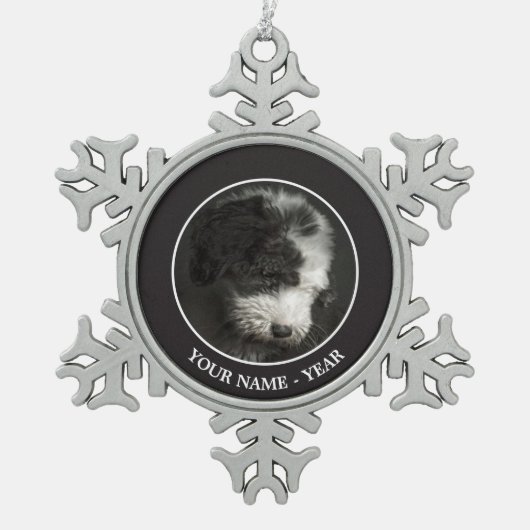 ボブテールの子犬のポートレートインstudio スノーフレークピューターオーナメント (正面)