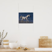 ボブラングリシュ |グレーアラブスタリオン歩くオンビーチ ポスター (キッチン)