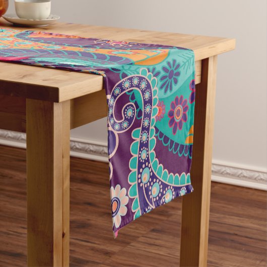 ボヘミアのBohoのモダンで腰回りが大きでシックな花模様 ミディアムテーブルランナー (インサイチュ)