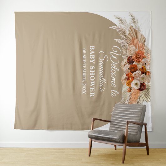 ボヘミアンスタイルのアーチが印象的な、オレンジ色とワインレッドのベイビーシャワー タペストリー (インサイチュ(横))