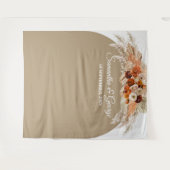 ボヘミアンチックなパンパスグラスと銅のテラコッタの花を飾ったウェディング タペストリー (正面(横))