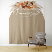 ボヘミアンチックなパンパスグラスと銅のテラコッタの花を飾ったウェディング タペストリー (インサイチュ)