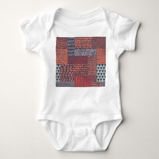 ボヘミアンパッチワーク:手描きシームレスデザイン。 ベビーボディスーツ (正面)