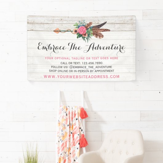 ボヘミアンフェザーアロー&バラ素朴オンホワイトウッド 横断幕 (インサイチュ)