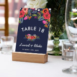 ボヘミアンブーケ – ネイビー結婚ブルー テーブルナンバー<br><div class="desc">白いフォントと組み合わされたカラフルボヘミアの花のアレンジメントとネイビーモダンブルーテーブルカード。オレンジとピンクの手結婚引き花束の下にあなたの名前と日付を追加しなさい。</div>