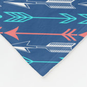 ボヘミアンモダンサンゴとティール(緑がかった色)アローズ フリースブランケット (角)