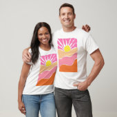ボヘミアン風の淡いピンクとオレンジの夕焼け Tシャツ (ユニセックス)
