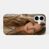 ボヘミアン・コテージコア風のやわらかな美少女の肖像 iPhone 16ケース (裏面横)