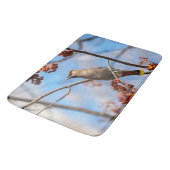 ボヘミアン・ワクウィング、青い背景を持つ鳥 バスマット (アングル)