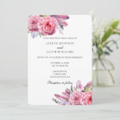 ボホウェディング。ピンクの花の招待状。羽根 招待状 (スタンド正面)