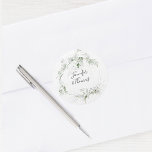 ボホエテリアガーデングリーンリー結婚ボタニカル ラウンドシール<br><div class="desc">花嫁と花婿の名前を取り囲むつる植物やシダのリースが織りなす夢のような風情あふれる庭の緑のと、このシールは美しいブーホーの魅力を持つ。新郎新婦の名前または任意の文字でパーソナライズ。このステッカーは2サイズで用意されている。小さい1/2インチの直径のサイズは素晴らし、封筒用シールや小さな贈り物の好意で使用するための選択である。直径が3インチ大きければ大きいので、お気に入り素晴らし、贈り物、パッケージの装飾に選択できる。</div>