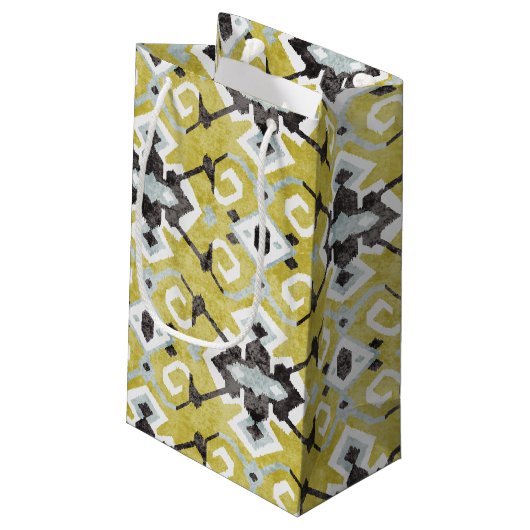 ボホシックなダークグレーと黄色のイカットの部族柄 スモールペーパーバッグ (裏面アングル)