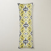 ボホシックなダークグレーと黄色のイカットの部族柄 ボディピロー (裏面 (縦))