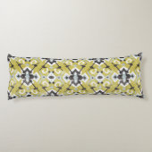 ボホシックなダークグレーと黄色のイカットの部族柄 ボディピロー (裏面)