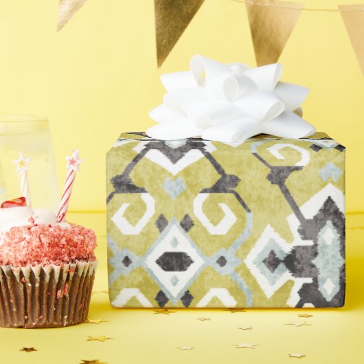 ボホシックなダークグレーと黄色のイカットの部族柄 ラッピングペーパー (誕生日パーティー)