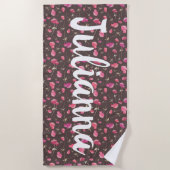 ボホシック花柄ピンクパーソナライズされたブラウン ビーチタオル (正面)